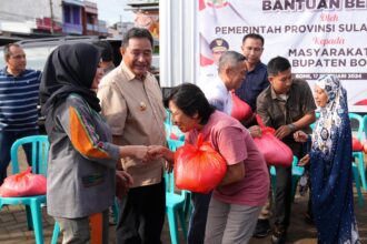 Puluhan warga Kabupaten Bone menerima bantuan beras dari Pemerintah Provinsi (Pemprov) Sulsel. Bantuan tersebut diserahkan Penjabat Gubernur Sulsel Bahtiar Baharuddin, bersama Pj Ketua TP PKK Sulsel Sofha Marwah Bahtiar, serta Bupati Bone Andi Islamuddin, di Kecamatan Tanete Riattang, Sabtu, 17 Febuari 2024. Foto/ist