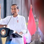 Menyapa 3.000 Nasabah PNM Mekaar, Presiden Jokowi juga melirik berbagai produk hasil ibu-ibu ini dengan kemasan yang menarik. Kegiatan ini berlangsung di MPP Kota Tangerang Selatan pada Senin (19/02) pagi ini. Foto/pnm
