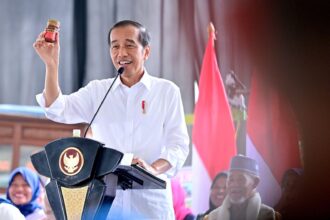 Menyapa 3.000 Nasabah PNM Mekaar, Presiden Jokowi juga melirik berbagai produk hasil ibu-ibu ini dengan kemasan yang menarik. Kegiatan ini berlangsung di MPP Kota Tangerang Selatan pada Senin (19/02) pagi ini. Foto/pnm
