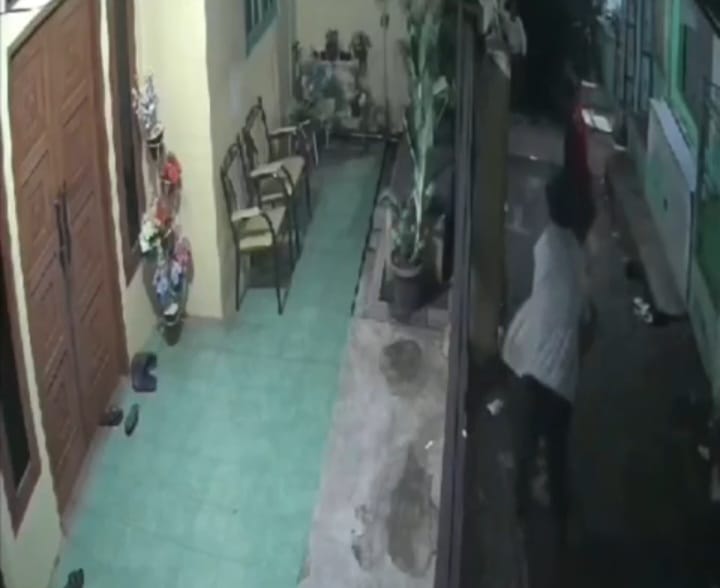 Terekam Closed Circuit Television (CCTV), dua kelompok remaja tawuran menggunakan senjata tajam di akses jalan lingkungan di Kampung Kramat, Condet, RW 05, Kelurahan Cililitan, Kecamatan Kramat Jati, Jakarta Timur, Sabtu (17/2) sekitar pukul 03.58 WIB. Foto: Tangkapan layar CCTV