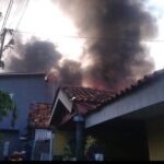 Sejumlah petugas Damkar berupaya memadamkan api yang melumat dua unit rumah warga di Jalan MHT, RT 07/RW 04, Pondok Bambu, Duren Sawit, Jakarta Timur (Jaktim), Selasa (20/2) pagi. Foto: Damkar Jaktim