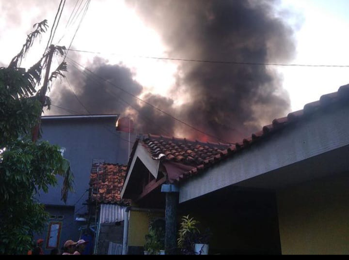 Sejumlah petugas Damkar berupaya memadamkan api yang melumat dua unit rumah warga di Jalan MHT, RT 07/RW 04, Pondok Bambu, Duren Sawit, Jakarta Timur (Jaktim), Selasa (20/2) pagi. Foto: Damkar Jaktim