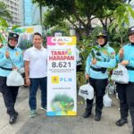 Dalam rangka memperingati Hari Pers Nasional (HPN) tahun 2024, PT PLN (Persero) berkolaborasi dengan Persatuan Wartawan Indonesia (PWI) membagikan tanaman kepada pengunjung 'Car Free Day'(CFD) Sudirman-Thamrin pada Hari Minggu (18/2/2024). Foto/pln jakarta