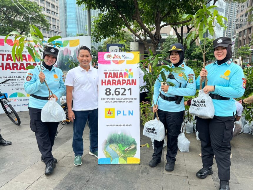 Dalam rangka memperingati Hari Pers Nasional (HPN) tahun 2024, PT PLN (Persero) berkolaborasi dengan Persatuan Wartawan Indonesia (PWI) membagikan tanaman kepada pengunjung 'Car Free Day'(CFD) Sudirman-Thamrin pada Hari Minggu (18/2/2024). Foto/pln jakarta