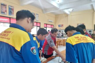Moch Thoriq Wildan, Head of service Malang, PT Sharp Electronics Indonesia sedang mengajar siswa Sharp Class di SMKN 1 Sukorejo