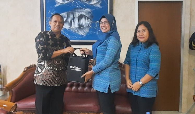 Kepala Kantor Cabang BPJS Ketenagakerjaan Jakarta Pluit Tetty Widayantie dalam kunjungannya ke UPPP Muara Angke. Foto/BPJS jakarta