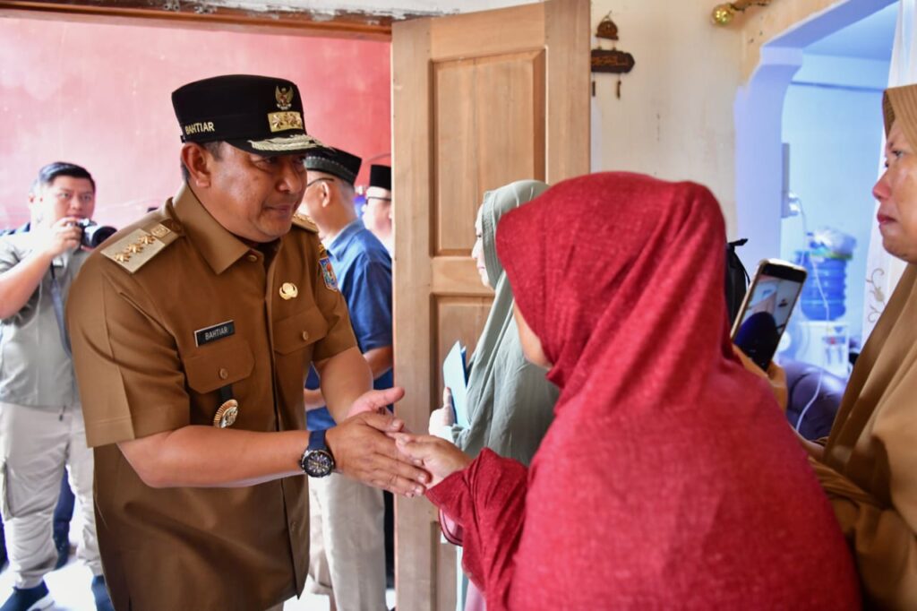 Penjabat Gubernur Sulsel, Bahtiar Baharuddin, didampingi Kepala Dinas Kesehatan Sulsel dan Wali Kota Makassar mendatangi kediaman almarhum serta menyampaikan rasa duka kepada keluarga korban. Foto/humas sulsel