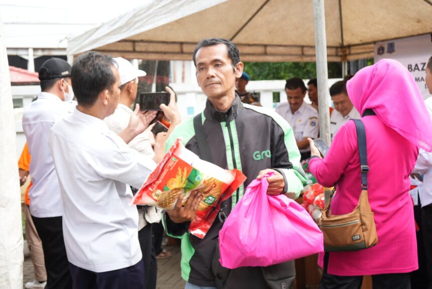 Ikut melayani warga, Wali Kota Administrasi Jakarta Timur, M. Anwar memonitoring gelaran pasar murah di halaman kantor Kecamatan Pasar Rebo, Rabu (21/2). Foto: Ist