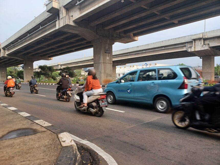 Sejumlah pengendara sepeda motor melintasi Jalan Raya Kalimalang, Duren Sawit, Jakarta Timur, Rabu (21/2). Foto: Joesvicar Iqbal/ipol.id