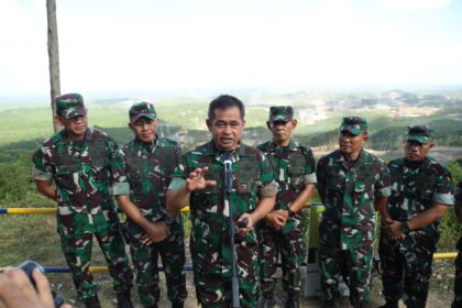 Kepala Staf Angkatan Darat (Kasad) Jenderal TNI Maruli Simanjuntak saat meninjau lokasi Ibu Kota Nusantara (IKN) di Kecamatan Penajam Paser Utara, Kutai Kartanegara, Kalimantan Timur (Kaltim), Rabu (21/2/2024). Foto: Dispenad