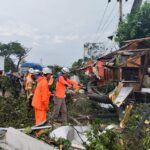 Sejumlah petugas Badan Penanggulangan Bencana Daerah (BPBD) Kabupaten Sumedang, Provinsi Jawa Barat, melakukan evakuasi sejumlah pohon tumbang dan rumah yang rusak saat cuaca ekstrem angin kencang melanda wilayah setempat pada Rabu (21/2). Foto: BPBD Kabupaten Sumedang