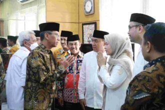 Pj Gubernur Heru Budi saat melawat ke rumah duka.(foto dok pemprov)