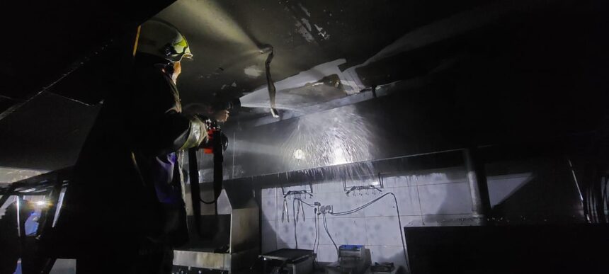 Sejumlah petugas Damkar memadamkan api pada ruang dapur di restoran di Jalan Pemuda, Kelurahan Rawamangun, Kecamatan Pulogadung, Jakarta Timur (Jaktim), Rabu (21/2) sekitar pukul 21.46 WIB. Foto: Damkar Jaktim