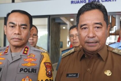 Pj Gubernur Sulsel, Bahtiar Baharuddin saya memberikan keterangan kepada wartawan. Foto: dok pemprov Sulsel