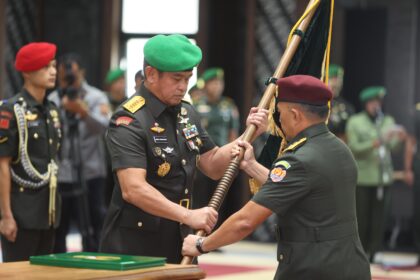 Kepala Staf Angkatan Darat (Kasad) Jenderal TNI Maruli Simanjuntak memimpin Serah Terima Jabatan (Sertijab), sekaligus menerima Laporan Korps Kenaikan Pangkat Perwira Tinggi (Pati) TNI AD, di Aula Jenderal besar AH Nasution, Markas Besar Angkatan Darat (Mabesad), Jakarta, Kamis (22/2/2024). Foto: Dispenad