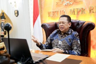 Bamsoet saat menjadi penguji Seminar Hasil Riset Disertasi Mahasiswa UNPAD Siti Yuniarti, 'Pengaturan Hukum Siber dalam Platform Digital Marketplace Guna Pembangunan Ekonomi Digital Indonesia', secara virtual dari Jakarta, Jumat (23/2/24). Turut hadir Ketua Sidang Prof. Huala