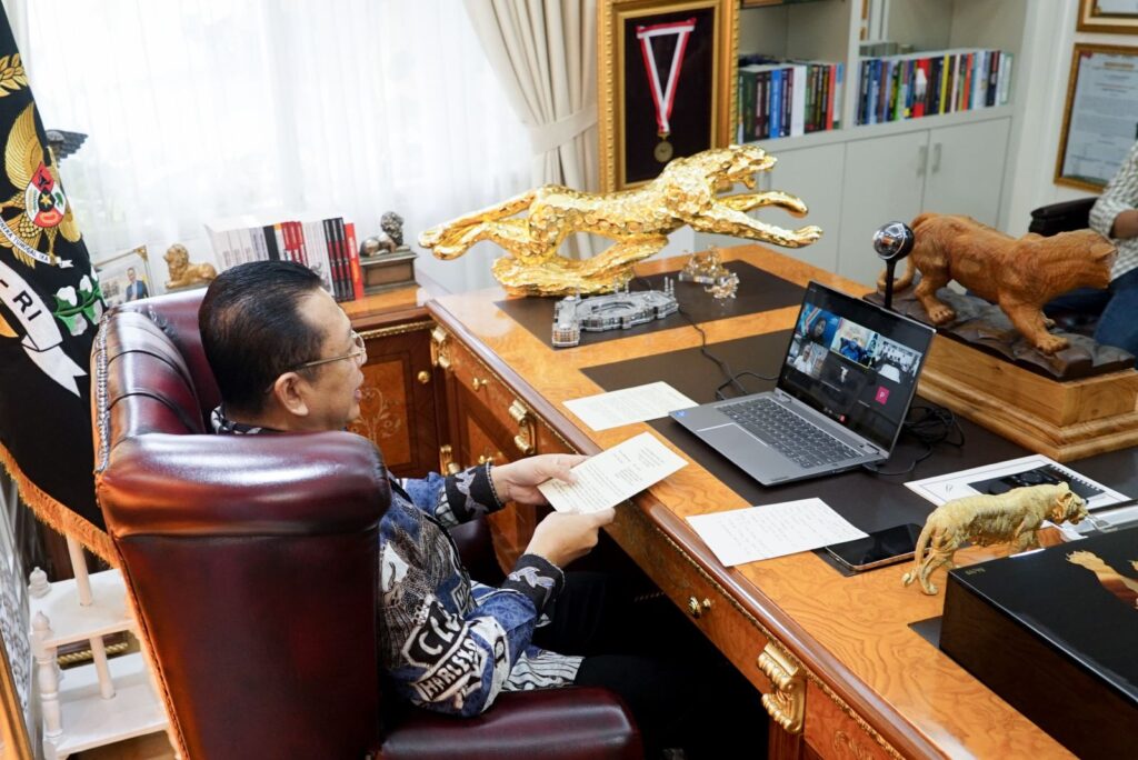 Bamsoet saat menjadi penguji dalam Seminar Usulan Riset Mahasiswa Program Doktor UNPAD Muhammad Ilman Abidin, 'Urgensi Perlindungan Hukum terhadap Investasi NFT sebagai Komoditi Digital dalam rangka Pembaruan Hukum Indonesia,' secara Virtual dari Jakarta, Jumat (23/2/24).