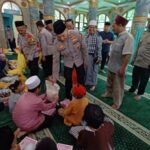 Kapolsek Pesanggrahan, Kompol Tedjo Asmoro dan jajaran bersama Pokja Wartawan Jakarta Selatan membagikan sembako kepada sejumlah anak yatim dan dhuafa di Masjid Al-Muawanah, RW 08, Kelurahan Ulujami, Kecamatan Pesanggrahan, Jumat (23/2/2024) siang. Foto: Joesvicar Iqbal/ipol.id