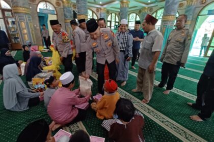 Kapolsek Pesanggrahan, Kompol Tedjo Asmoro dan jajaran bersama Pokja Wartawan Jakarta Selatan membagikan sembako kepada sejumlah anak yatim dan dhuafa di Masjid Al-Muawanah, RW 08, Kelurahan Ulujami, Kecamatan Pesanggrahan, Jumat (23/2/2024) siang. Foto: Joesvicar Iqbal/ipol.id