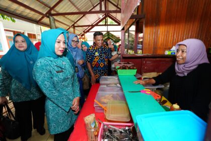 Ketua Tim Penggerak PKK Provinsi Sofha Marwah Bahtiar didampingi para pengurus PKK mengunjungi SMA Negeri 1 Kabupaten Maros dan SMA Negeri 1 Kabupaten Pangkajene Kepulauan (Pangkep), Jumat (23/2/2024). Foto: Pemprov Sulsel