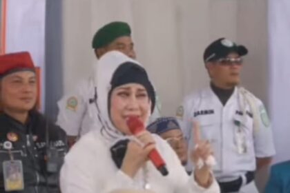 Momen Elvy Sukaesih sampaikan isi hatinya lantaran kecewa dengan Pilpres 2024 di acara pernyataan sikap bersama Rhoma Irama Mewujudkan Demokrasi Berintegritas. Foto: IG, @terang_media (tangkap layar)