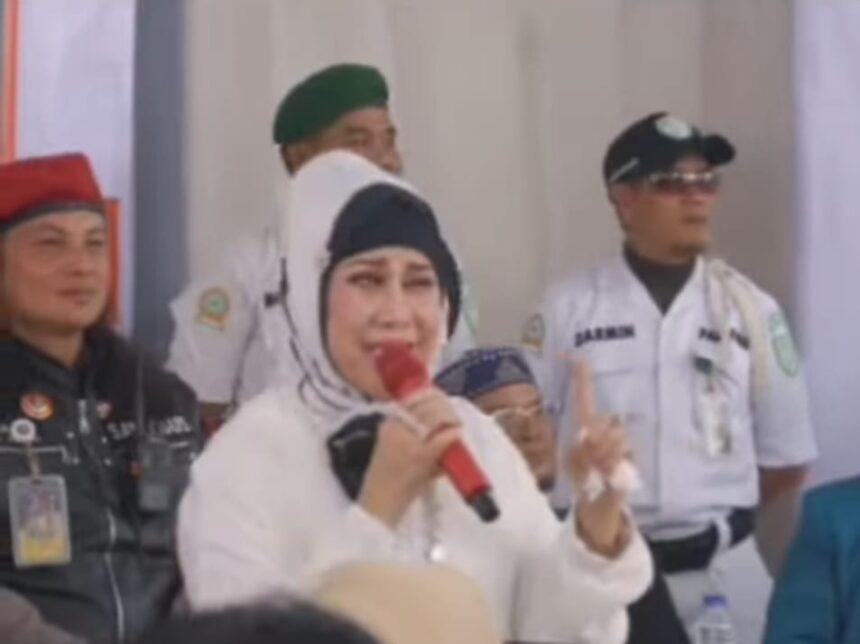 Momen Elvy Sukaesih sampaikan isi hatinya lantaran kecewa dengan Pilpres 2024 di acara pernyataan sikap bersama Rhoma Irama Mewujudkan Demokrasi Berintegritas. Foto: IG, @terang_media (tangkap layar)