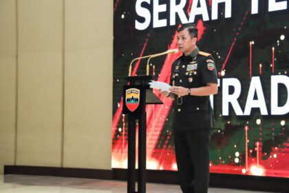 Pangdam I/BB, Mayjen TNI Mochammad Hasan saat memimpin acara Serah Terima Jabatan (Sertijab) Danpomdam I/BB, Kahubdam I/BB, Danyonif 100/PS, Danyonzipur 1/DD, serta Tradisi Korps yang digelar di Balai Prajurit Makodam Bukit Barisan Medan, Senin (26/2/2024). Foto: Pendam I/BB