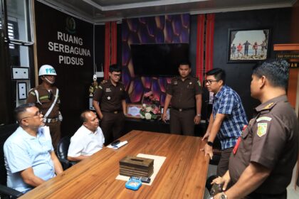 Penyidik pidana khusus Kejaksaan Negeri (Kejari) Kepulauan Tanimbar saat melakukan pelimpahan dua tersangka korupsi penggunaan anggaran perjalanan Dinas pada Sekretariat Daerah Kabupaten Kepulauan Tanimbar Tahun 2020. Foto: Seksi Penkum Kejaksaan Tinggi Maluku