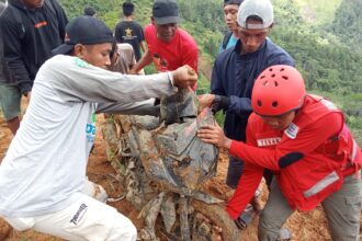 Dalam penanganan darurat, tim gabungan berhasil mengevakuasi satu unit motor tertimbun tanah longsor di Kabupaten Luwu, Sulawesi Selatan pada Selasa (27/2). Foto: Badan Penanggulangan Bencana Daerah (BPBD) Kabupaten Luwu.