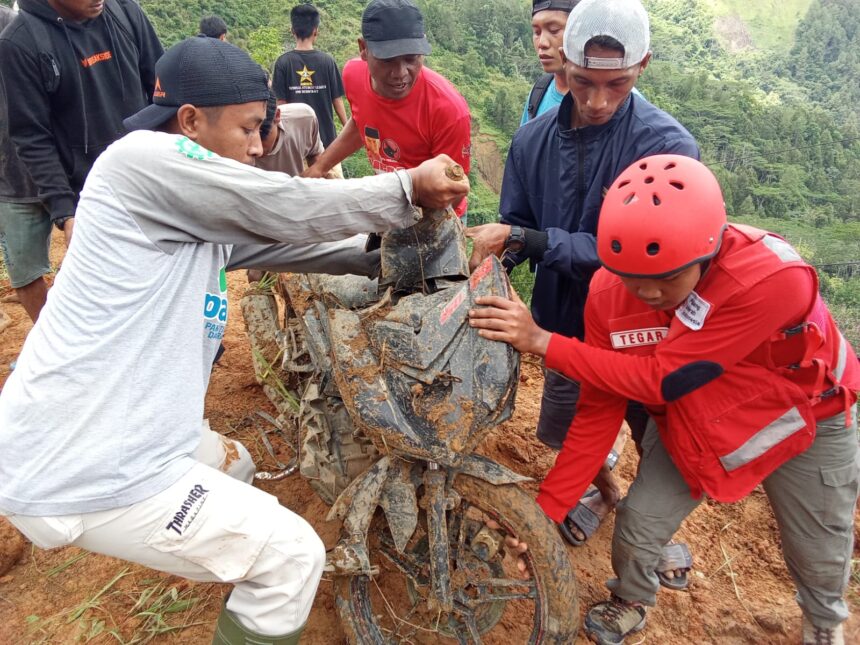 Dalam penanganan darurat, tim gabungan berhasil mengevakuasi satu unit motor tertimbun tanah longsor di Kabupaten Luwu, Sulawesi Selatan pada Selasa (27/2). Foto: Badan Penanggulangan Bencana Daerah (BPBD) Kabupaten Luwu.