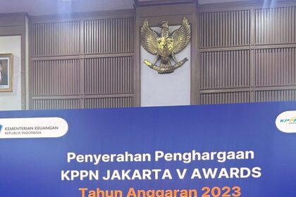 Perwakilan Badan Pendidikan dan Pelatihan (Badiklat) Kejaksaan RI saat menerima Piagam Penghargaan sebagai satuan kerja lingkup Kantor Pelayanan Perbendaharaan Negara (KPPN) Jakarta V dengan predikat terbaik ke-1 penggunaan Cash Management System Tahun Anggaran 2023. Foto: Puspenkum Kejaksaan Agung