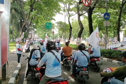 Iring-iringan kendaraan bermotor pendukung calon presiden dan wakil presiden nomor urut 3, Prabowo Subianto-Gibran Rakabuming Raka memadati Jalan Cempaka Putih - Senen, Jakarta Pusat. Foto: Yudha Krastawan/IPOL.ID