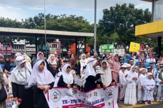 Ikatan Warga Muslim Graha Raya (IWM GR) menggelar Tarhib dalam rangka menyambut bulan Ramadhan, Minggu (25/2).Kegiatan yang digelar untuk ke -19 kalinya ini dikuti sekitar 700 siswa-siswi dari 17 TPQ dan TPA se- Graya Raya dan sekitarnya. Foto/dok/IPOL/bam