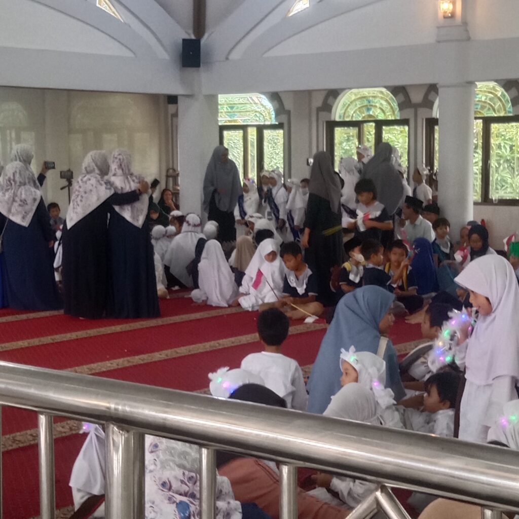 Ikatan Warga Muslim Graha Raya (IWM GR) menggelar Tarhib dalam rangka  menyambut  bulan Ramadhan, Minggu (25/2).Kegiatan  yang digelar untuk ke -19 kalinya ini dikuti sekitar 700 siswa-siswi dari 17 TPQ dan TPA se- Graya  Raya dan sekitarnya. Foto/dok/IPOL/bam