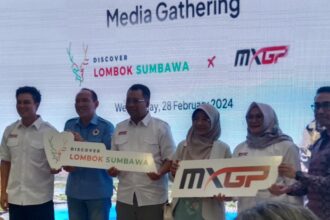 Duta MXGP Baim Wong (kiri), Kepala Bidang Hubungan antar lembaga IMI Pusat Erwin Indrianto (kedua dari kiri), Chairman of MXGP Indonesia Zulkifliemansyah (ketiga dari kiri), dan Wakil Bupati Sumbawa Dewi Noviany (kedua dari kanan) berfoto bersama pada konferensi pers di Jakarta, Rabu (28/2/2024). Foto/ipol/bam