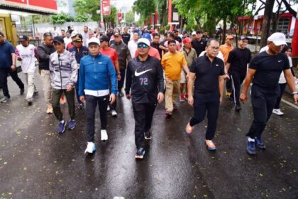 Pj Gubernur Sulsel, Bahtiar bersama Kapolda dan jajaran pemda setempat mengikuti jalan sehat dan bakti sosial yang dilakukan oleh Dinas Kesehatan Provinsi Sulsel dan Dinas Kesehatan Kota Makassar, di Pantai Losari, Minggu, 11 Februari 2024.