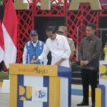 Presiden Joko Widodo didampingi Menteri Pekerjaan Umum dan Perumahan Rakyat (PUPR) Basuki Hadimuljono meresmikan 27 ruas jalan dan 1 jembatan yang dilaksanakan melalui Inpres Jalan Daerah (IJD) di Provinsi Sulawesi Selatan. Foto: PUPR