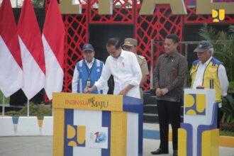 Presiden Joko Widodo didampingi Menteri Pekerjaan Umum dan Perumahan Rakyat (PUPR) Basuki Hadimuljono meresmikan 27 ruas jalan dan 1 jembatan yang dilaksanakan melalui Inpres Jalan Daerah (IJD) di Provinsi Sulawesi Selatan. Foto: PUPR