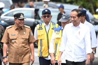 Pj Gubernur Sulsel, Bahtiar Baharuddin, mendampingi Presiden Jokowi dan Menteri PUPR Basuki Hadimuljono dalam kunjungannya di Sulsel. Foto: Ist