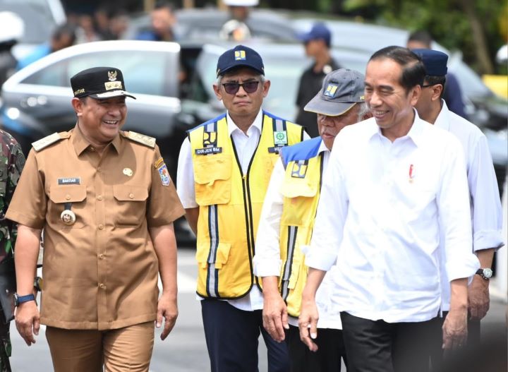 Pj Gubernur Sulsel, Bahtiar Baharuddin, mendampingi Presiden Jokowi dan Menteri PUPR Basuki Hadimuljono dalam kunjungannya di Sulsel. Foto: Ist