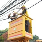 Satgas kuning saat menertibkan kabel udara di kawasan Pondok Bambu, Duren Sawit, Jakarta Timur, beberapa waktu lalu. Foto: Ist