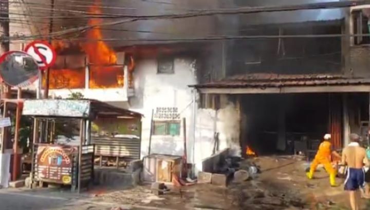 Suasana warga sekitar berupaya memadamkan kios bengkel penjual bensin eceran yang kebakaran di Jalan Kayu Manis 9, Matraman, Jakarta Timur, pada Jumat (9/2) pagi. Foto: Joesvicar Iqbal/ipol.id