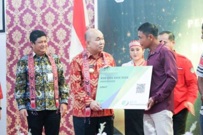 Penjabat (PJ) Bupati Landak Samuel bersama Direktur Kepesertaan BPJS Ketenagakerjaan Zainudin dan Mariana Dyah Savitri mewakili Direktorat Dana Transfer Umum DJPK Kementerian Keuangan