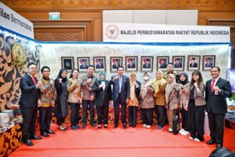 Plt Sekretaris Jenderal MPR Siti Fauziah mendampingi Wakil Ketua MPR Prof Fadel Muhammad dalam acara Sidang Pleno Istimewa Mahkamah Agung (MA). Foto: Ist