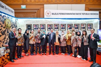 Plt Sekretaris Jenderal MPR Siti Fauziah mendampingi Wakil Ketua MPR Prof Fadel Muhammad dalam acara Sidang Pleno Istimewa Mahkamah Agung (MA). Foto: Ist
