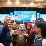 Menaker Ida Fauziyah dalam saat mengikuti Rapat Koordinasi Percepatan Pengembangan Kemandirian Balai Latihan Kerja Komunitas (BLKK) di Kota Semarang Jawa Tengah. Foto: Ist