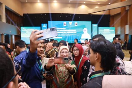 Menaker Ida Fauziyah dalam saat mengikuti Rapat Koordinasi Percepatan Pengembangan Kemandirian Balai Latihan Kerja Komunitas (BLKK) di Kota Semarang Jawa Tengah. Foto: Ist