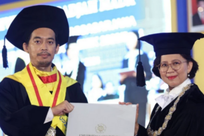 Mukhamad Ngainul Malawani (31) anak guru ngaji yang berhasil meraih gelar doktor di usia muda. Foto: UGM
