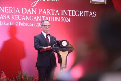Ketua Dewan Komisioner OJK Mahendra Siregar dalam acara “Penandatanganan Kesepakatan Kinerja dan Pakta Integritas” yang digelar di Jakarta, Jumat, dan diikuti seluruh jajaran Anggota Dewan Komisioner OJK secara fisik serta semua pegawai OJK se-Indonesia secara daring.