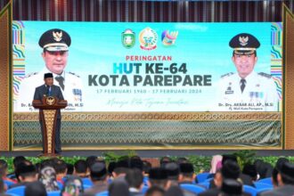 Pj Gubernur Sulsel Bahtiar Baharuddin didampingi Pj Ketua Tim Penggerak PKK Sulsel Sofha Marwah Bahtiar, menghadiri peringatan Hari Ulang Tahun (HUT) ke-64 Kota Parepare, yang dipusatkan di Gedung Auditorium IAIN Parepare, Minggu 18 Februari 2024. Foto: Ist